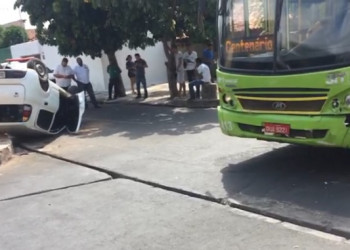 Vídeo mostra carro capotado após colisão com ônibus em Teresina